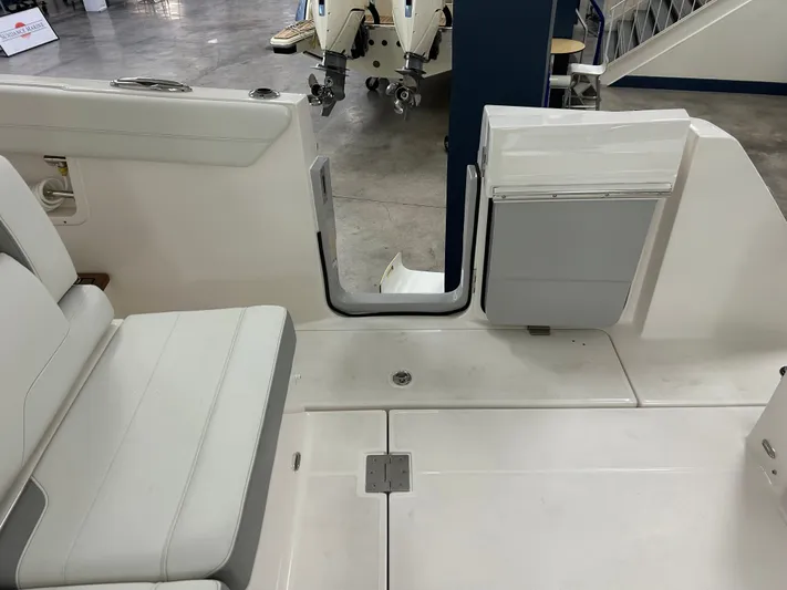  Yacht Photos Pics 2026 REGAL 38 SAV - Image 5