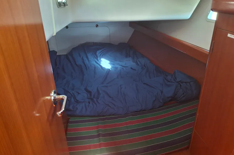 H2o Bungalow Yacht Photos Pics Cozy cabin interior of 2006 Beneteau Oceanis 393 sailboat with blue bedding.
