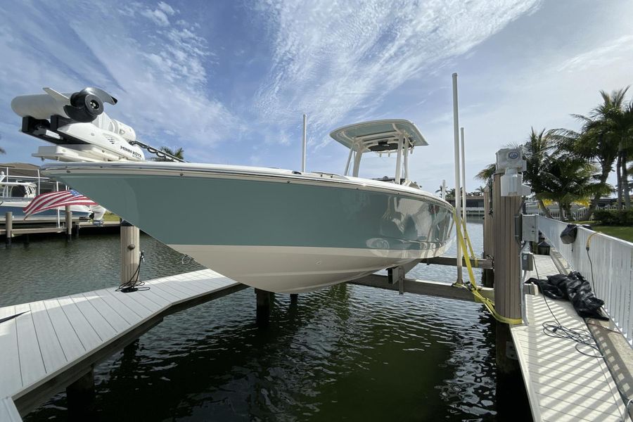 2022 Boston Whaler 250 Dauntless