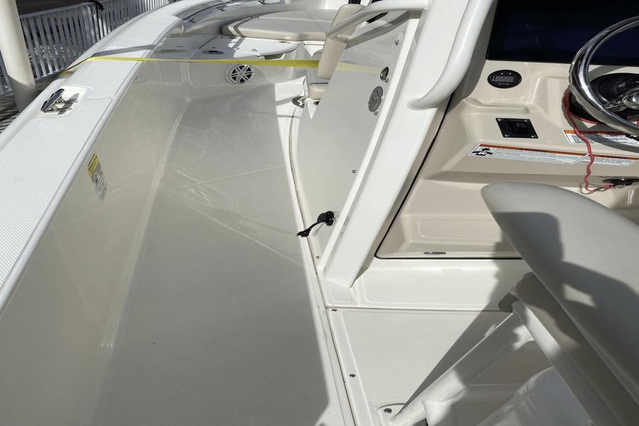 2022 Boston Whaler 250 Dauntless