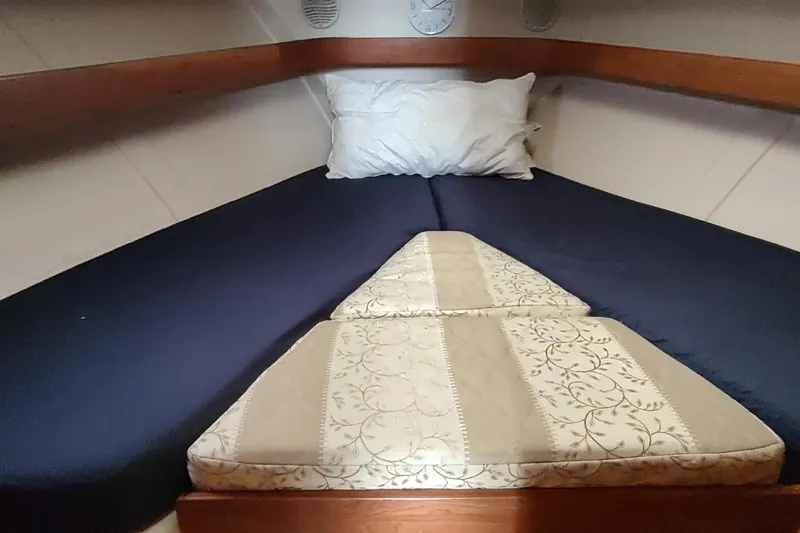 "rosebud" Yacht Photos Pics Cozy cabin bed in 2003 Mainship 34 PILOT boat, featuring blue and patterned bedding.