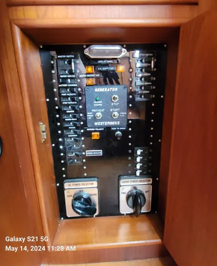 'linda Ii' Yacht Photos Pics Lower Helm Station A/C Control Panel
