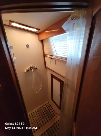 'linda Ii' Yacht Photos Pics Aft Master Stateroom   Ensuite Shower