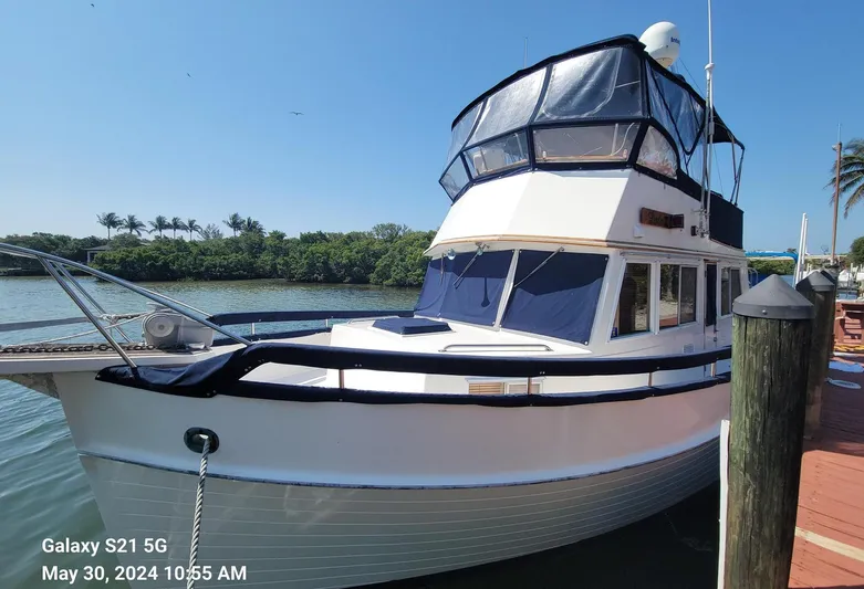 'linda Ii' Yacht Photos Pics 1987 Brand Banks 42 Classic - Port Bow