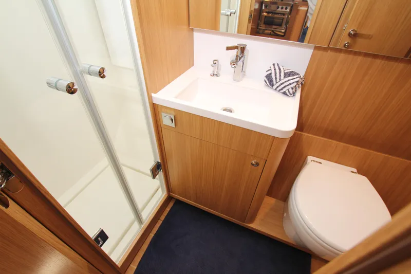 K7 Yacht Photos Pics Master cabin head