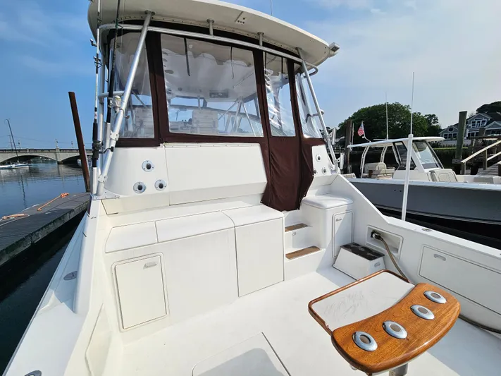 Early Bird Yacht Photos Pics 1998 Ocean Yachts 40 boat docked, featuring spacious deck and seating area.