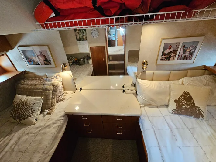 Early Bird Yacht Photos Pics Cozy cabin interior of a 1998 Ocean Yachts 40, featuring twin beds and nautical decor.
