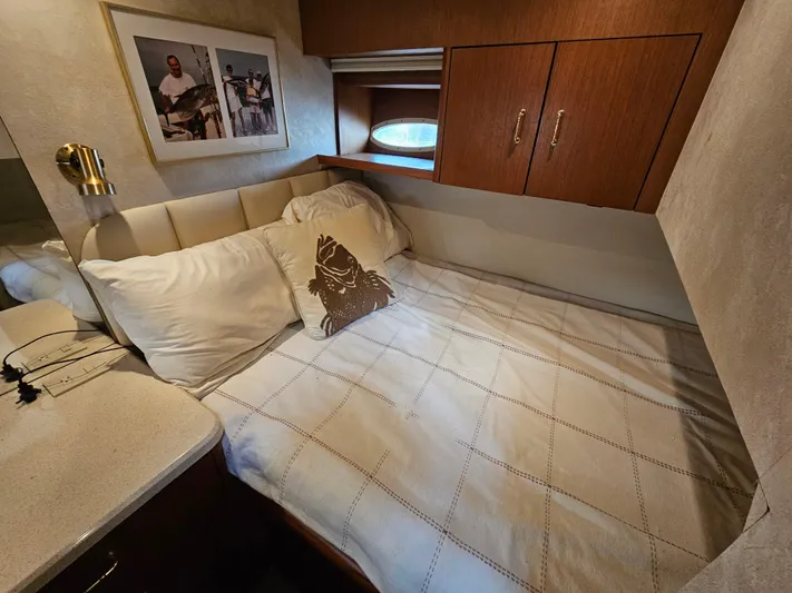 Early Bird Yacht Photos Pics Cozy bedroom in 1998 Ocean Yachts 40, featuring a comfortable bed and nautical decor.