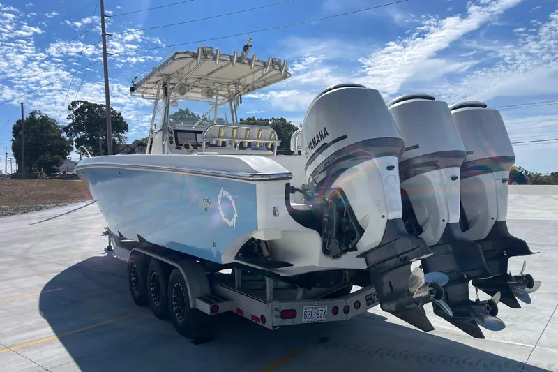  Yacht Photos Pics 2002 Fountain 38 CC Tournament Edition boat with Yamaha engines on a trailer.