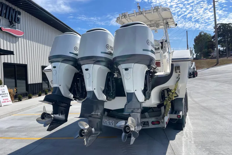  Yacht Photos Pics 2002 Fountain 38 CC Tournament Edition boat with triple Yamaha outboard engines.