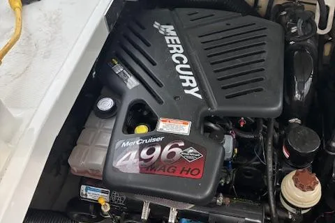  Yacht Photos Pics Mercury MerCruiser 496 MAG HO engine in a 2005 Formula 400 SS boat.