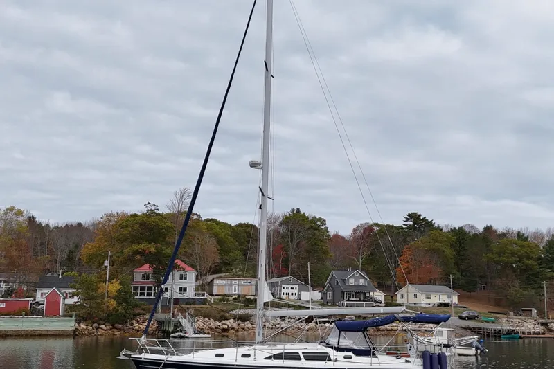 Rendez-vous Yacht Photos Pics Catalina 387 sailboat docked near scenic waterfront homes, 2003 model.