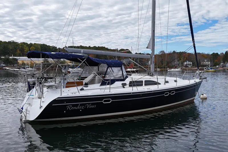 Rendez-vous Yacht Photos Pics 2003 Catalina 387 sailboat docked in a serene marina setting.