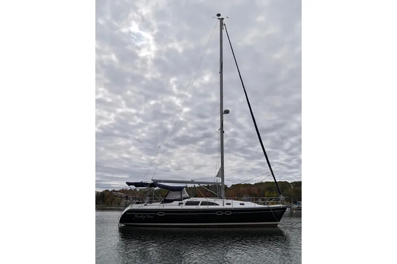 Rendez-vous Yacht Photos Pics Sailboat Catalina 387, 2003 model, docked under cloudy sky.