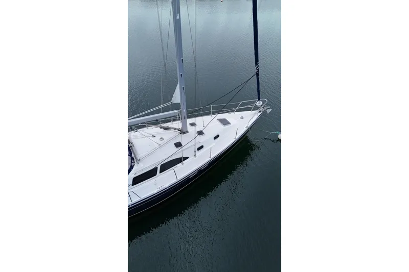 Rendez-vous Yacht Photos Pics Sailboat Catalina 387, 2003 model, anchored on calm water.