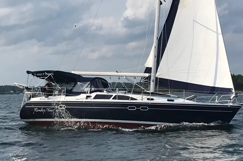 Rendez-vous Yacht Photos Pics Sailing yacht Catalina 387, 2003 model, cruising on open water under cloudy skies.