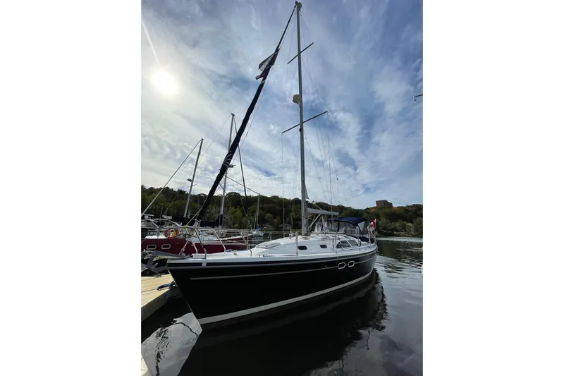 Rendez-vous Yacht Photos Pics 2003 Catalina 387 sailboat docked under a partly cloudy sky.