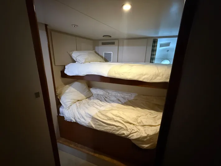 Arrivederci IV Yacht Photos Pics Bunk beds in a 1998 Cantieri di Pisa AKHIR yacht cabin.