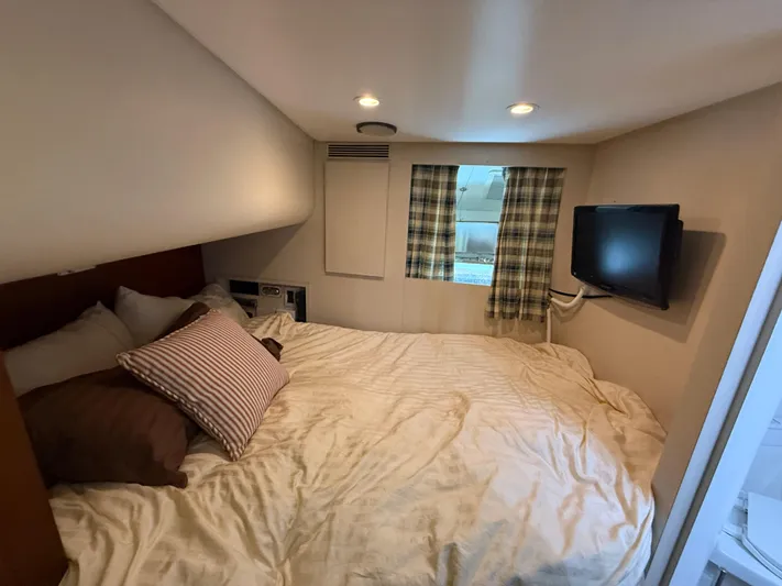 Arrivederci IV Yacht Photos Pics Cozy bedroom in 1998 Cantieri di Pisa AKHIR yacht with TV and window.