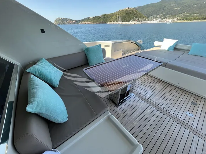  Yacht Photos Pics 8851323_20230607022957387_1_XLARGE.jpg