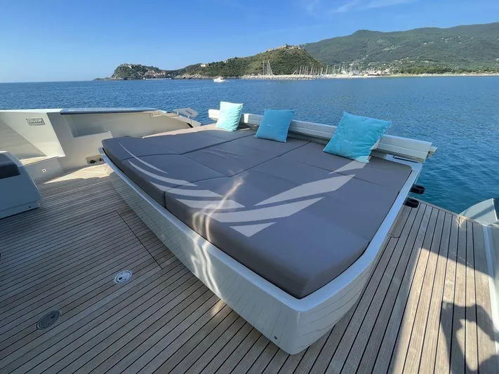  Yacht Photos Pics 8851323_20230607023001397_1_XLARGE.jpg