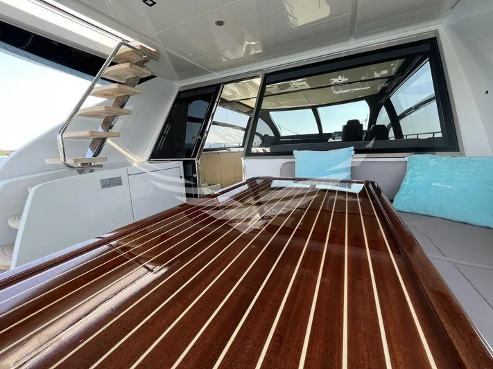  Yacht Photos Pics 8851323_20230607023013242_1_XLARGE.jpg