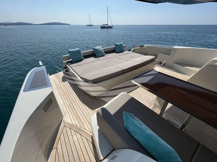  Yacht Photos Pics 8851323_20230607023151933_1_XLARGE.jpg