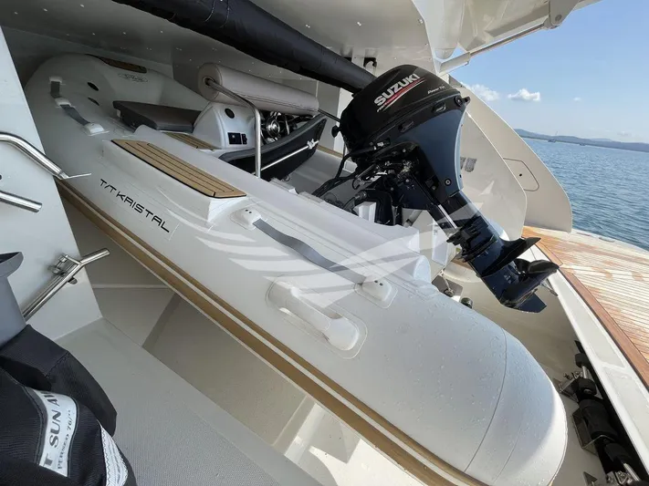  Yacht Photos Pics 8851323_20230607023159956_1_XLARGE.jpg