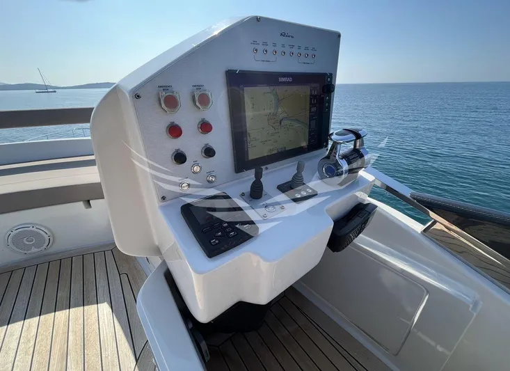  Yacht Photos Pics 8851323_20230607023031496_1_XLARGE.jpg