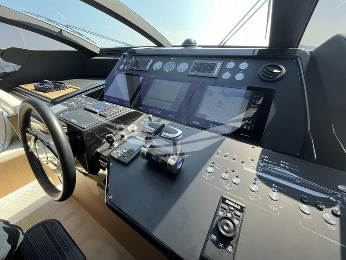  Yacht Photos Pics 8851323_20230607023027502_1_XLARGE.jpg