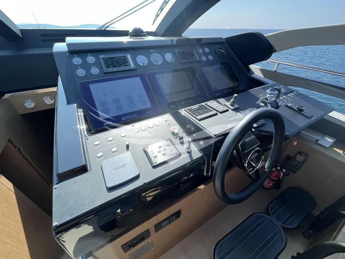  Yacht Photos Pics 8851323_20230607023025498_1_XLARGE.jpg