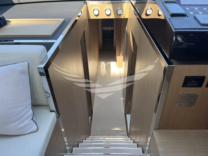  Yacht Photos Pics 8851323_20230607023106688_1_XLARGE.jpg