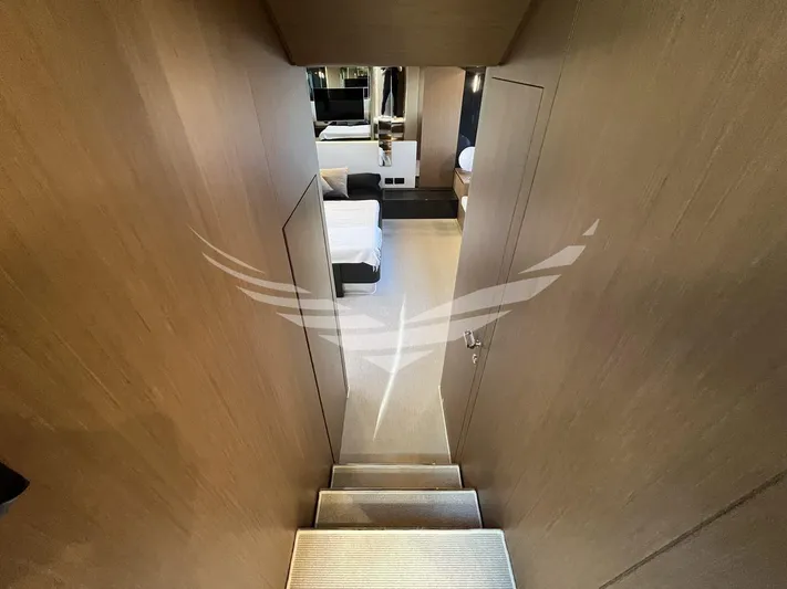  Yacht Photos Pics 8851323_20230607023112683_1_XLARGE.jpg