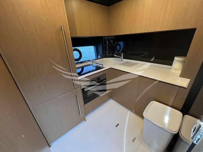  Yacht Photos Pics 8851323_20230607023108707_1_XLARGE.jpg