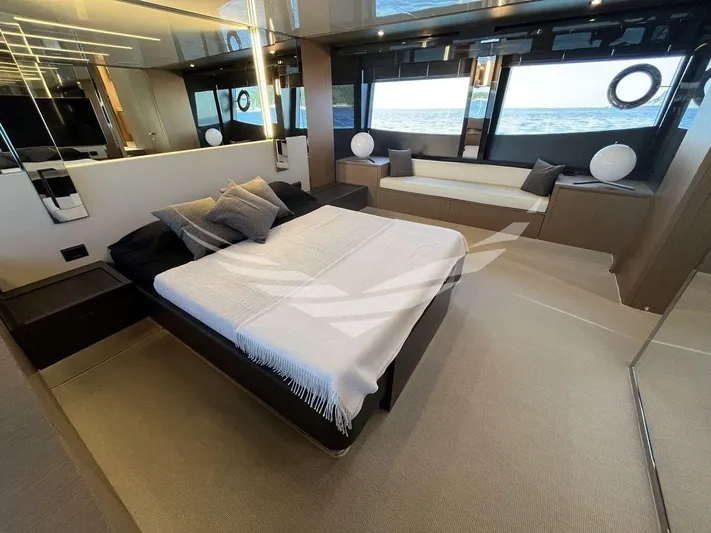  Yacht Photos Pics 8851323_20230607023116784_1_XLARGE.jpg