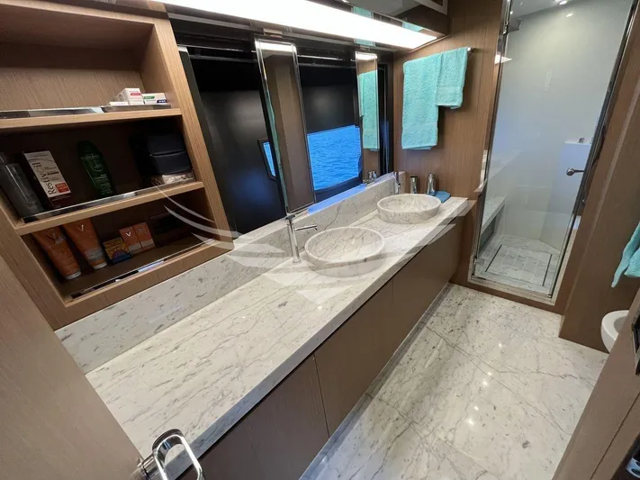  Yacht Photos Pics 8851323_20230607023122824_1_XLARGE.jpg