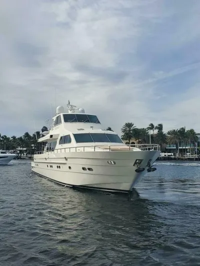 Belisarius Yacht Photos Pics Horizon 92 BELISARIUS - Bow profile on water