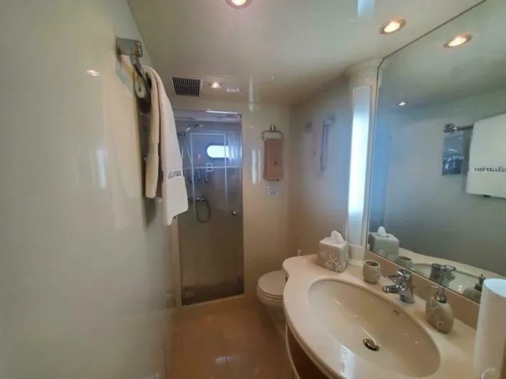 Belisarius Yacht Photos Pics Horizon 92 BELISARIUS - Master Head