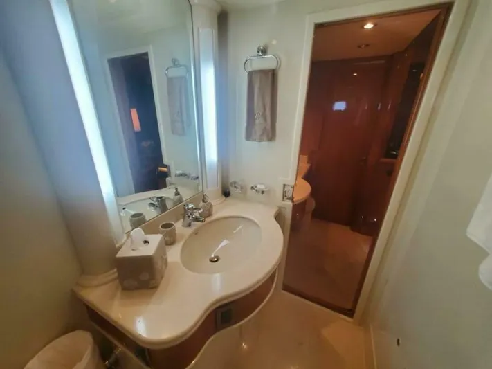 Belisarius Yacht Photos Pics Horizon 92 BELISARIUS - Master head