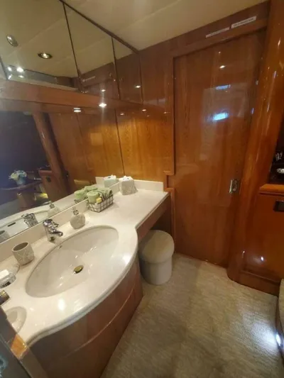 Belisarius Yacht Photos Pics Horizon 92 BELISARIUS - Master head