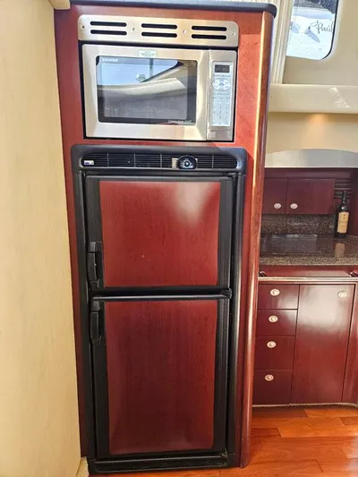  Yacht Photos Pics 2006 Sea Ray 44 Sedan Bridge kitchen with microwave and fridge.