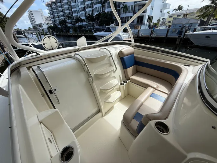  Yacht Photos Pics 2008 Hydra-Sports Vector 3500 VX boat interior with seating and storage.