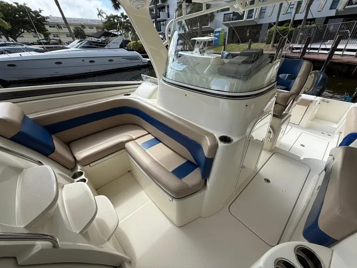  Yacht Photos Pics 2008 Hydra-Sports Vector 3500 VX boat interior with seating and helm station.