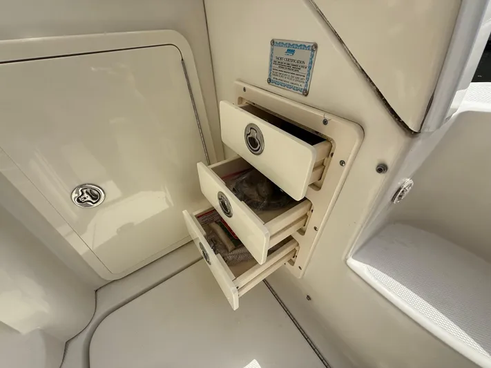  Yacht Photos Pics 2008 Hydra-Sports Vector 3500 VX boat storage drawers and compartment.