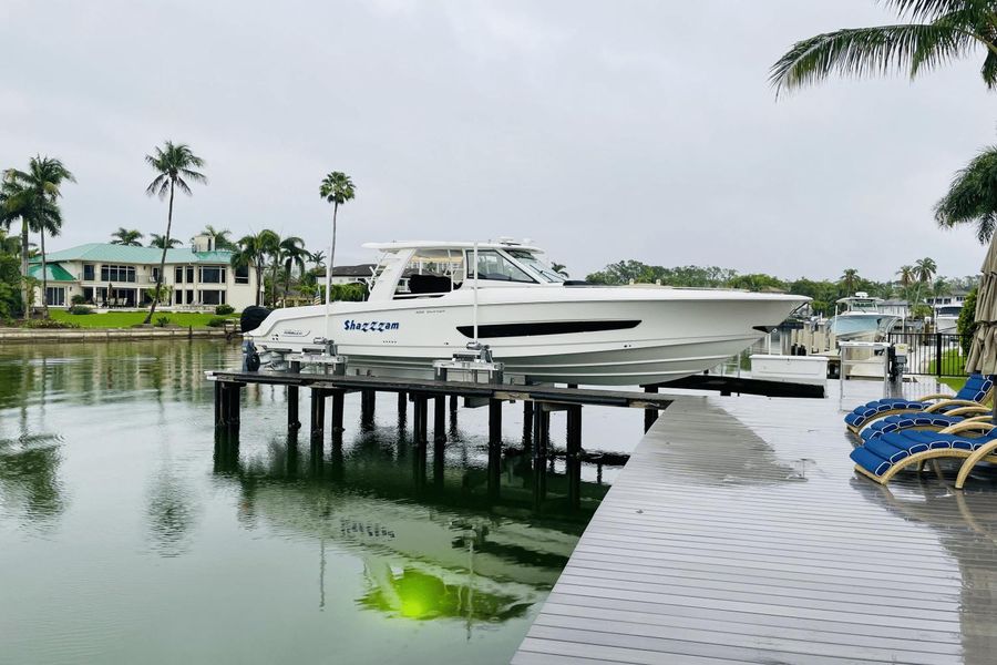 2019 Boston Whaler 420 Outrage