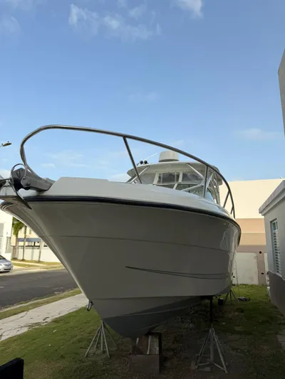  Yacht Photos Pics 2008 Hydra-Sports Vector 2800 WA boat on stands, viewed from the front.