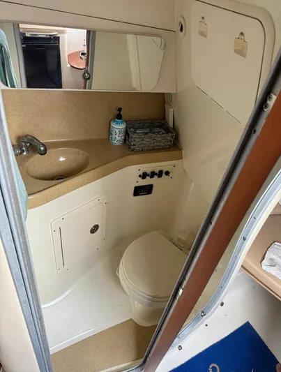 Yacht Photos Pics Compact bathroom in 2008 Hydra-Sports Vector 2800 WA boat, featuring sink and toilet.