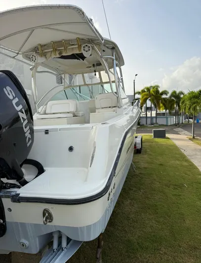  Yacht Photos Pics 2008 Hydra-Sports Vector 2800 WA boat with Suzuki engine, parked on grass.
