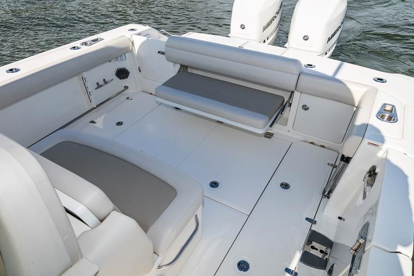 2016 Boston Whaler 330 Outrage