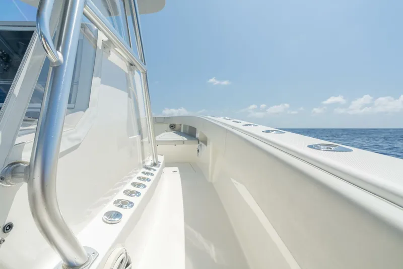 Zero Beach Yacht Photos Pics 2021 SeaVee 390Z boat deck with ocean view under clear blue sky.